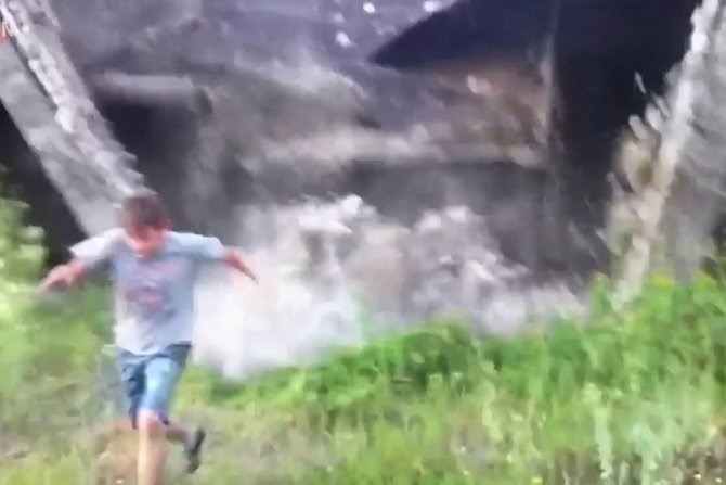 ГО ИМАМЕ ИДИОТОТ НА ГОДИНАТА: Извлече само една тула и ја сруши цела зграда (ВИДЕО)