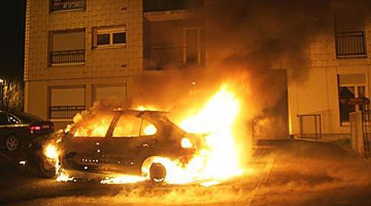 Автомобил целосно изгоре на паркинг во Аеродром