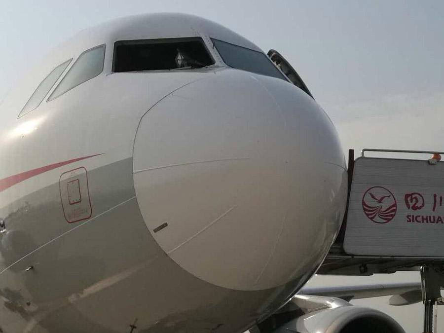 Драма на над 9.000 метри: Среде лет се откачи прозорецот од пилотската кабина (ФОТО)