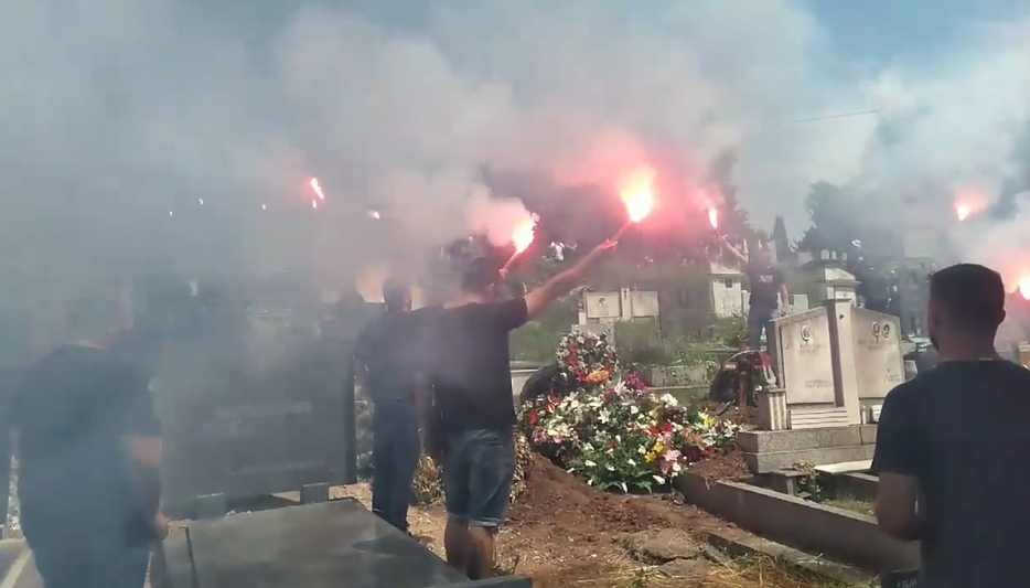 Драган Крстев испратен со навивачка песна: Делиите се простија од момчето (ВИДЕО)