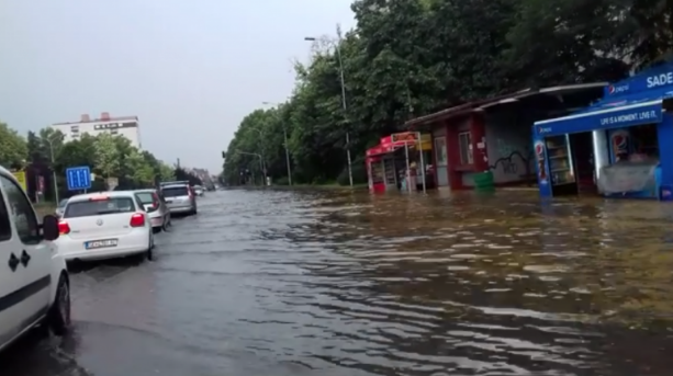 Скопје под вода, паднати дрва и уништени автомобили(ФОТО ГАЛЕРИЈА)