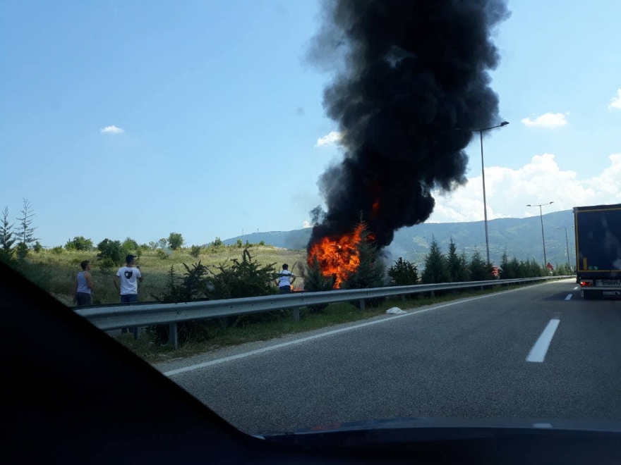 Гори автобус во близина на Кондово