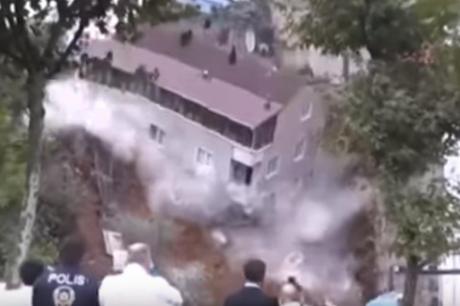 Гледаат и не им се верува – цела зграда им се сруши пред очите (ВИДЕО)