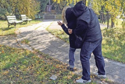 Внимавајте: Русокосо момче напаѓа жени на Партизанска во Скопје