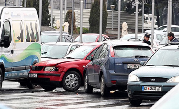 Осум повредени во десетина сообраќајки во Скопје