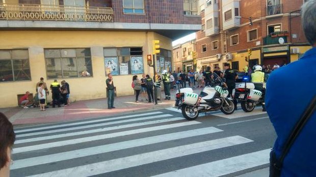 Хорор во Шпанија: Автомобил газел пешаци на тротоар