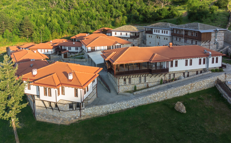 Владата прашува зошто се става клуч на „Македонско село“
