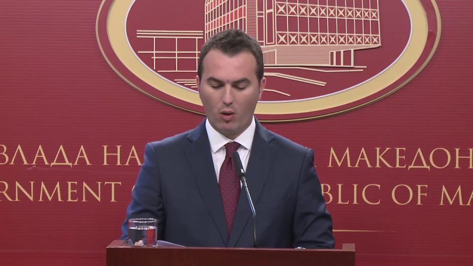 Адеми: Ќе анализираме како тоа на 18 години ученици имаат знаење како да се на 11