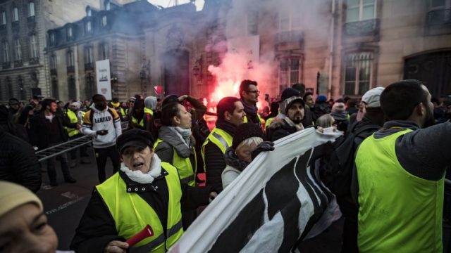 Уште една жртва во протестите на “жолтите елеци” во Франција