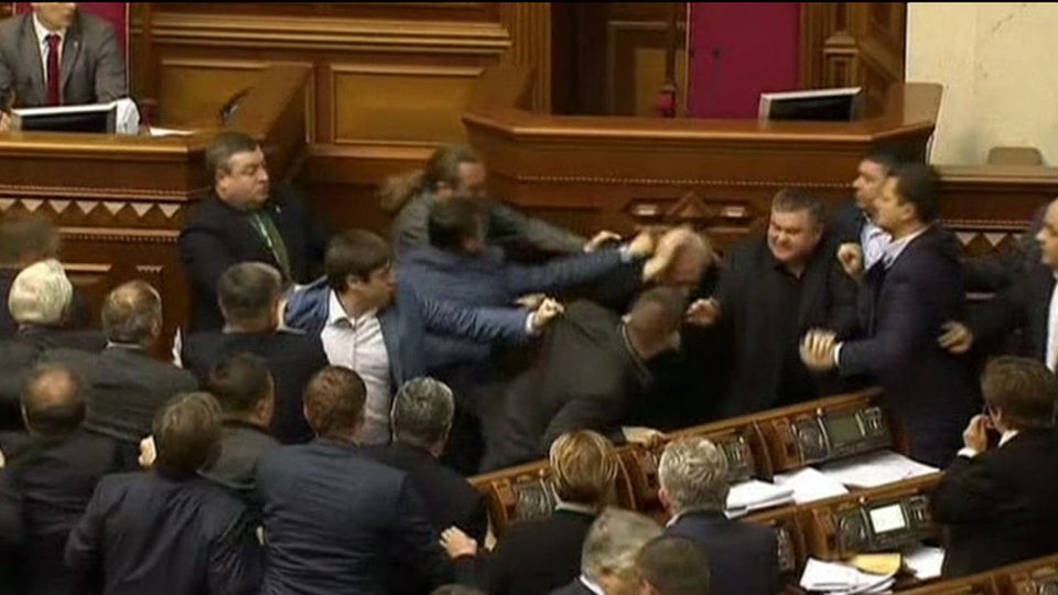 (ВИДЕО) Крвава тепачка во Парламентот