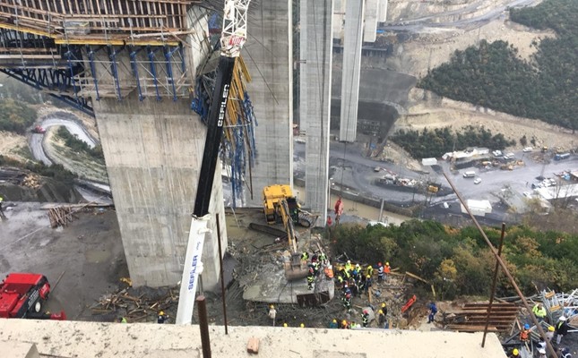 Страшно: Работници се затрупани под остатоци од бетонски ѕид во Турција