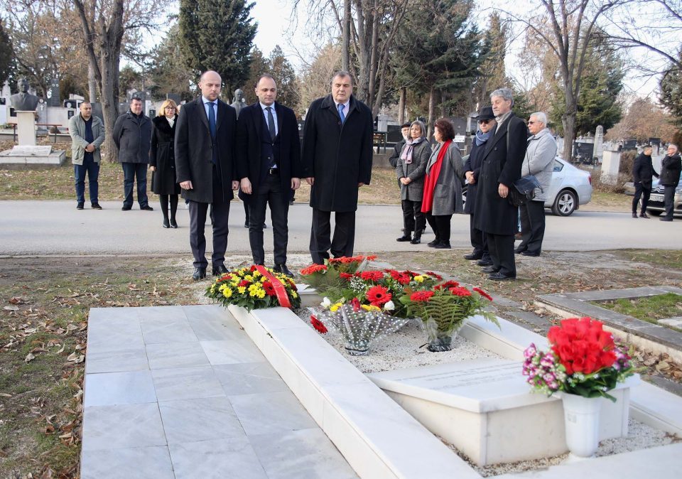 Владина делегација положи цвеќе на гробот на Глигоров