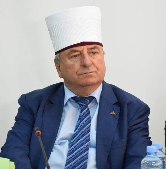 (ФОТО) Првиот човек на ИВЗ во Македонија доби албански пасош