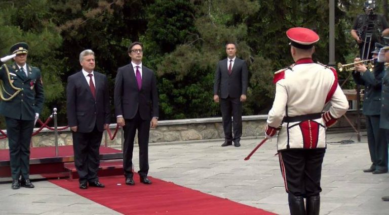 (ФОТО) Претседателот на РМ му ја предаде функцијата на претседателот на РСМ!