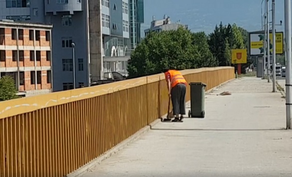 Отпуштен работникот од „Комунално“ кој фрли ѓубре во Вардар