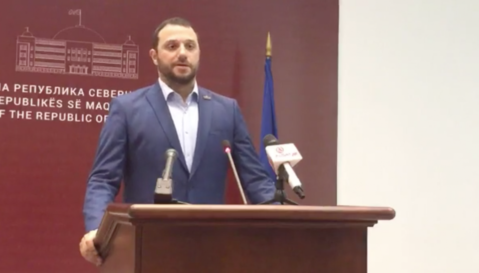 (ВИДЕО) Павле поднесе оставка: Останувам шарен револуционер!