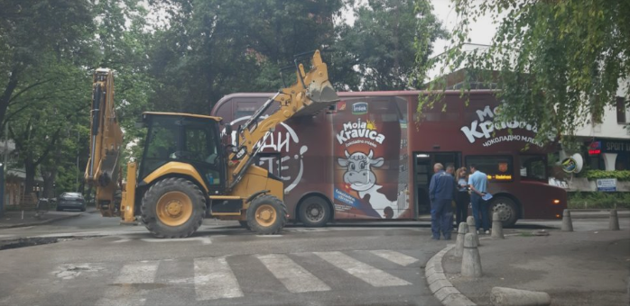 (ФОТО) Багер удри во автобус на ЈСП
