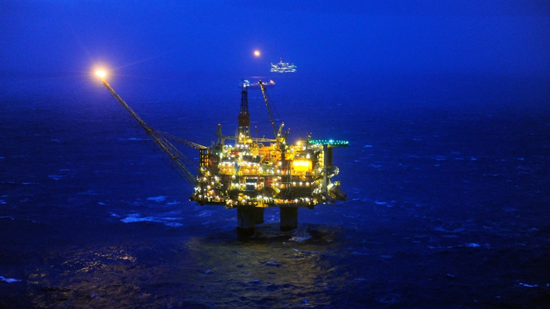 Брод удри во нафтена платформа во Северното Море