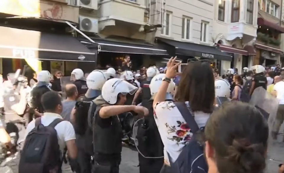 (ВИДЕО) Турција: Со солзавец и кучиња полицијатa ги растера активистите за геј правата