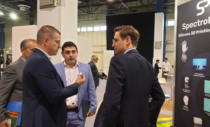 Манчевски во Будимпешта бара трет мобилен оператор