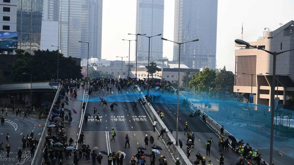 Ескалација на насилствата во Хонг Конг, затворено метрото