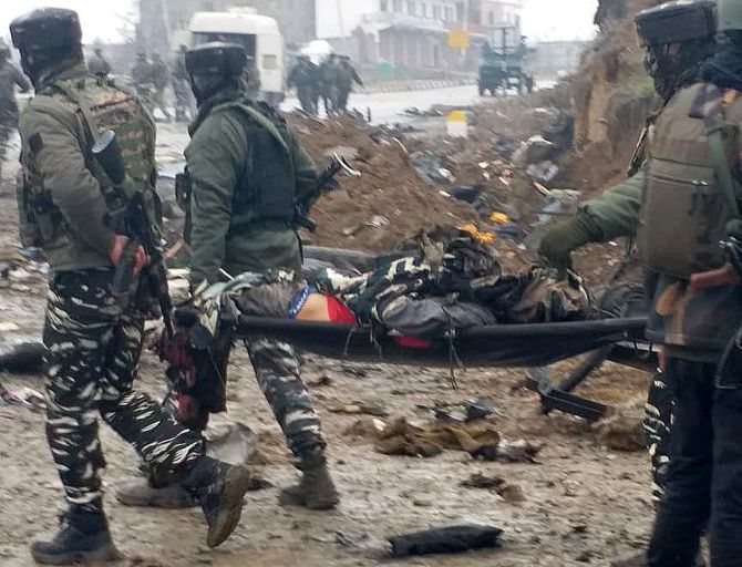 Еден загинат, 14 повредени во напад во Кашмир