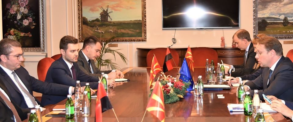 Средба Мицкоски-Вархеји: Имаме визија која ќе ја стави државата на брзата лента за ЕУ