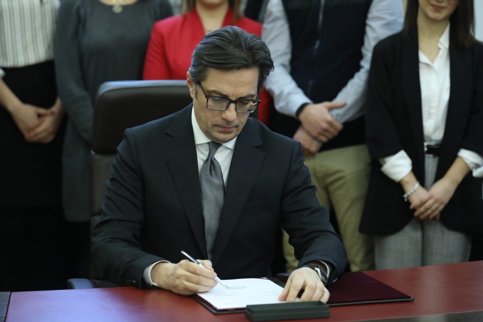 Пендаровски веќе го потпиша Законот за ЈО, како и за Совет на јавни обвинители