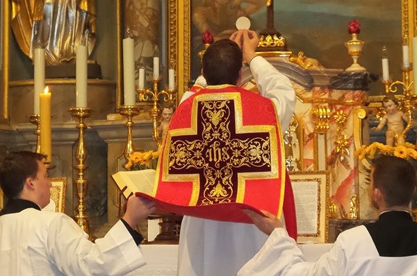 Словачкиот премиер се закани со санкции за Црквата ако продолжи да одржува верски служби