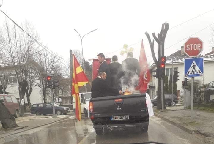 (ВИДЕО) Попови со крстена вода низ улиците на Кавадарци прскаа против коронавирусот