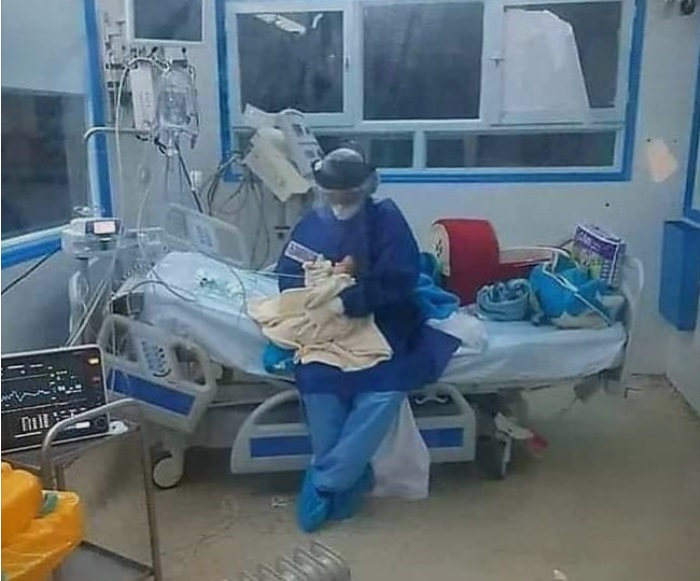 (ФОТО) Анестезиолог храни бебе заразено со коронавирус