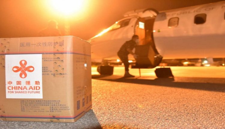 Кинеската помош пристигна на скопскиот аеродром