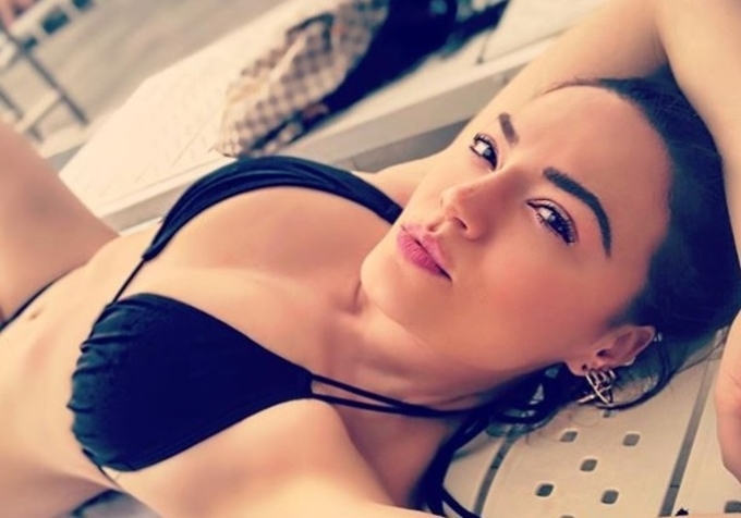 (ФОТО) Елена Ристеска во секси бикини ужива крај базен