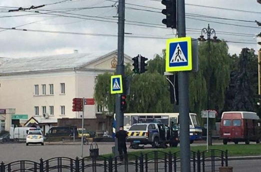 Заложничка драма во Украина: Вооружен маж држи 20 патници во автобус