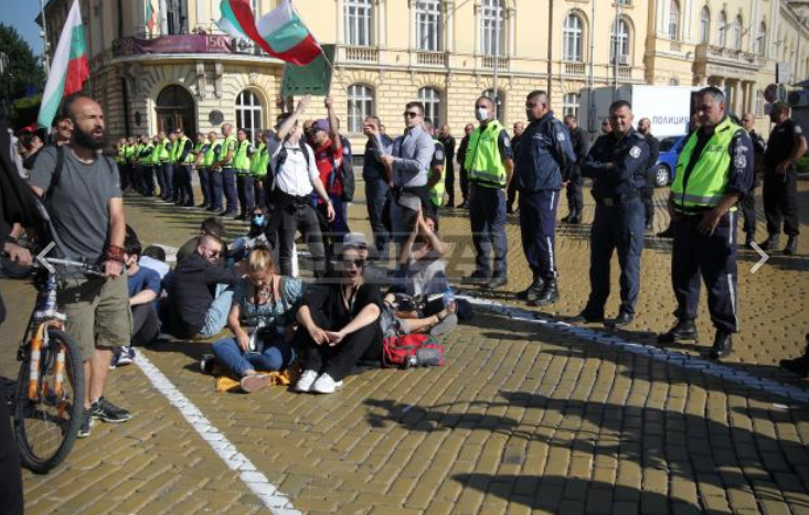 Бугарските пратеници расправаат за доверба на Владата: Пред Парламентот протести