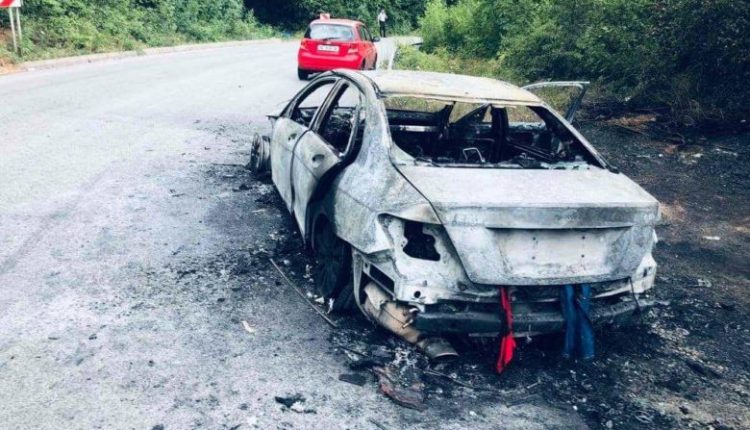Двајца скопјани во последен момент се спасиле кога во движење им се запалил мерцедесот