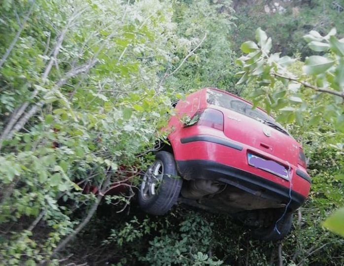(ФОТО) Автомобил излета во провалија – пожарникари го извлекоа возачот