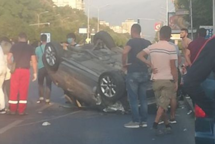 Неколкумина повредени во судир помеѓу „мини купер“ и комбе на „Партизанска“