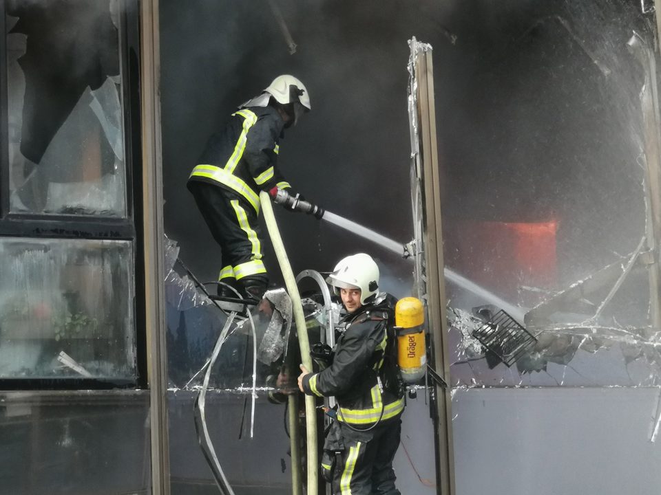 Нема повредени во пожарот во зградата на СЕП, изгореa канцеларии од првиот кат