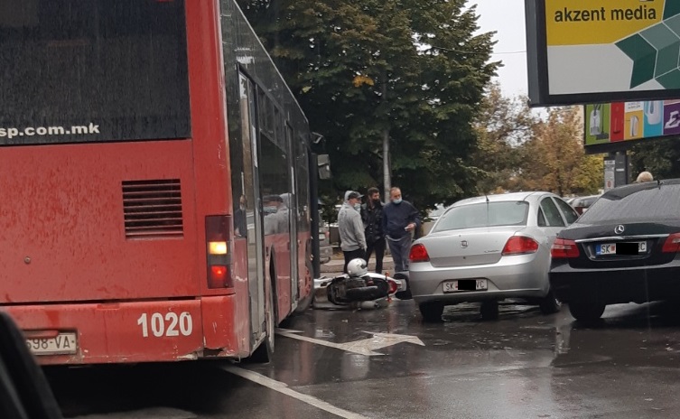 Автобус на ЈСП се судри со мотор