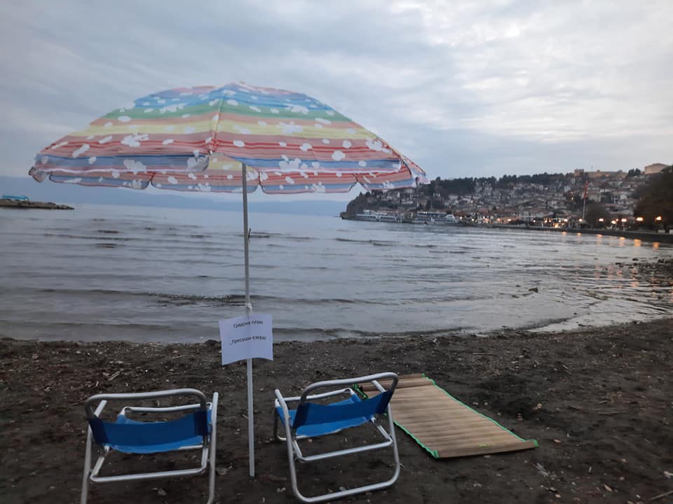 Герила акција: На повидок е нова градска плажа во Охрид – „Пресуши езерово“