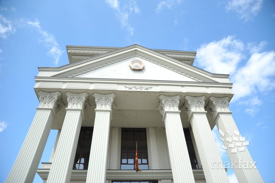 Боите на знамињата на Франција и Австрија вечерва го осветлуваат МНР