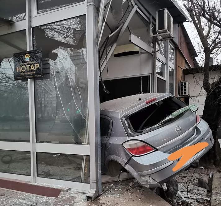 Тешка сообраќајка во Автокоманда: Возило влета во нотарска канцеларија