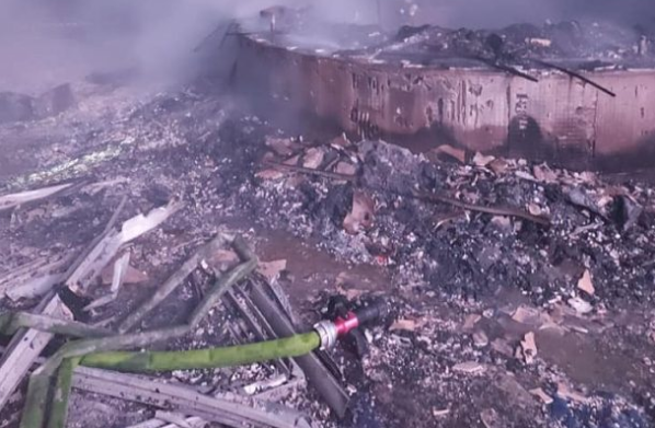 (ФОТОГАЛЕРИЈА) Пожарот во „Глобал“ е изгаснат во 03.50 минути, приземниот дел се уште тлее